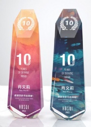 Crystal Award: Prism-Shaped Color Gradient